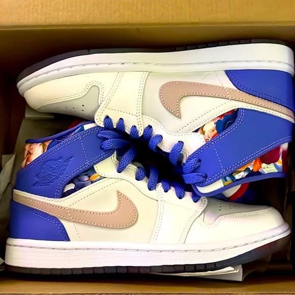 WMNS AIR JORDAN 1MID SE Valentine’s Day bouquet - Picture 1 of 3